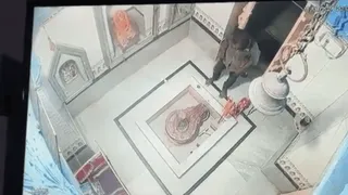 Bihar’s ‘Religious’ Thief Steals Snake Idol From Shiv Temple; Folds Hands Before Stealing | Viral Video